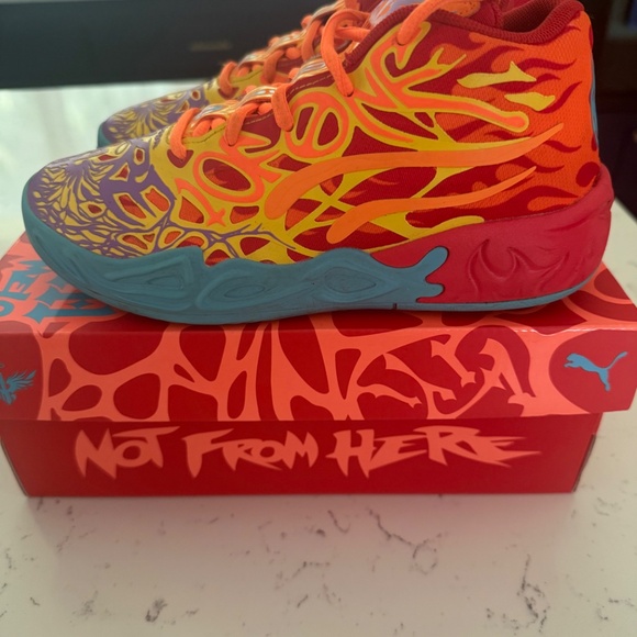 Boys Carmelo Anthony tennis shoes - Picture 2 of 6